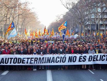 Líderes de partidos y entidades soberanistas encabezan la manifestación de Barcelona. En vídeo, declaraciones de Torra.