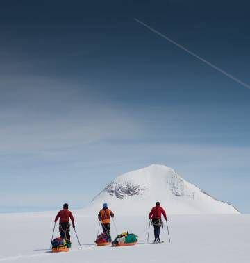 Paco Nadal, acompañado de dos amigos, durante una expedición a pie por el sur de Groenlandia.