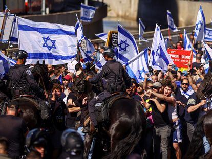 Policías a caballo bloquean el paso de una manifestación contra la reforma legislativa de Netanyahu, el jueves en Tel Aviv.