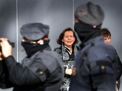 La diputada del PSC Montserrat Tura a su llegada al Palacio de Justicia de Barcelona para declarar ante el juez de la Audiencia Nacional.