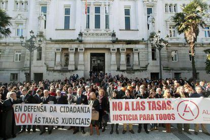 La protesta contra la Ley de Tasas convocó en A Coruña a jueces, fiscales, secretarios judiciales y usuarios.