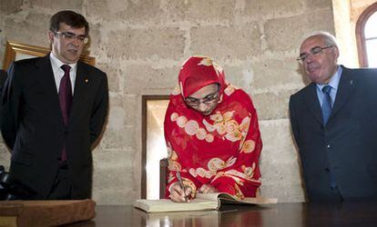 La activista saharaui Aminatu Haidar junto al presidente de Islas Baleares, Francesc Antich, (izquierda) y el de Asturias, Vicente Álvarez Areces.