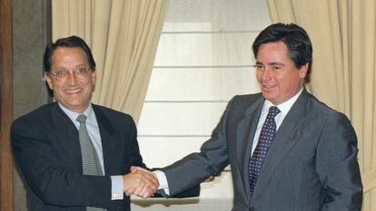 En marzo de 1998, José María Aristrain, a la derecha, saluda al entonces presidente de la SEPI, Pedro Ferreras, tras cerrar un acuerdo empresarial. Es una de las pocas imágenes públicas del 'magnate del acero'.