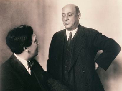 El compositor Arnold Schoenberg (de pie), con el también compositor austriaco Alban Berg, en una imagen en torno a 1914.