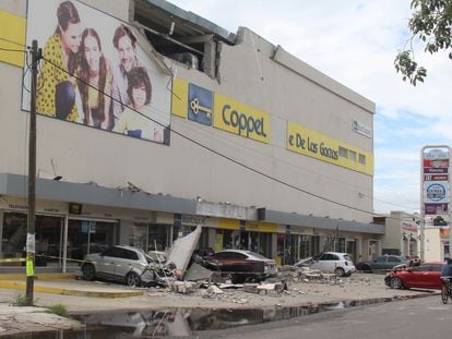 Vehículos dañados por el derrumbe de la fachada de una tienda departamental durante el terremoto del 19 de septiembre de 2022, en Manzanillo, Estado de Colima (México).