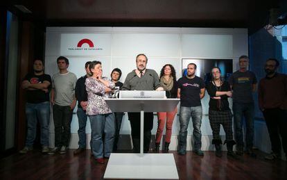 Antonio Baños, junto los diputados de la CUP