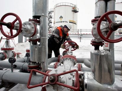 Un trabajador gira una válvula en el yacimiento petrolífero de Gremikhinskoye de la compañía UdmurtNeft, cerca de los montes Urales (Rusia).