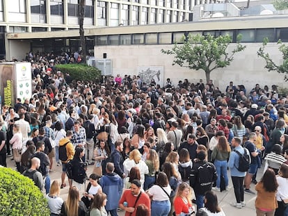 Interinos esperando a entrar en la Facultad de Economía de Barcelona para realizar las oposiciones, el pasado mes de abril.