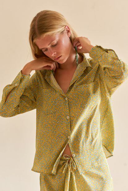 Si buscas una camisa clásica con un toque romántico, te encantará esta camisa de JoSephine cuyo diseño se inspira en los pijamas clásicos masculinos, con un estampado de liberty en tonos amarillos.

299€