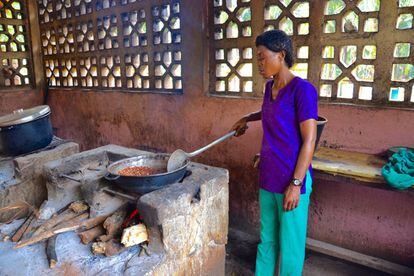 Una de las cocineras del Hogar Infantil en plena faena. Este proyecto se inició en 2003 con el objetivo de garantizar el acceso a una escuela de calidad a todas las niñas y niños de la zona sur de Camerún, con especial hincapié en el pueblo baka y en las familias más desfavorecidas.