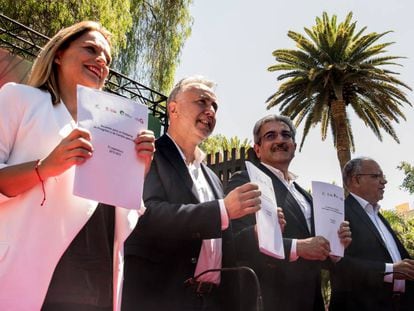 Los protagonistas del pacto de gobierno: Noemí Santana (Podemos), Ángel Víctor Torres (PSOE), Román Rodríguez (Nueva Canarias) y Casimiro Curbelo (Agrupación Socialista Gomera).