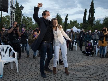 Pablo Iglesias y Yolanda Díaz en el mitin de cierre de la campaña de Unidas Podemos para las elecciones de Madrid, el 2 de mayo de 2021 en el parque de Vicálvaro.