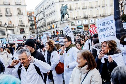 Varias personas se manifiestan durante la protesta de Médicos de Familia y Pediatras de la Comunidad de Madrid, en la Puerta del Sol, el pasado 18 de enero.