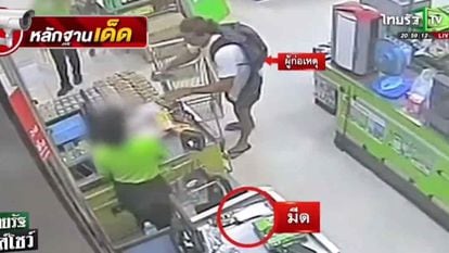 Daniel Sancho, captado por una cámara de un supermercado al día siguiente de su llegada a Koh Phangan. Compra cuchillos, bolsas de basura grandes y productos de limpieza. La policía tailandesa sostiene que estaba preparando el asesinato de su amigo Edwin.