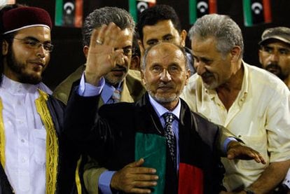 El líder del Consejo Nacional de Transición saluda a sus simpatizantes reunidos en el centro de Trípoli
