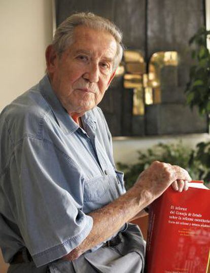 Francisco Rubio Llorente, con el 'Informe de Consejo de Estado sobre la reforma constitucional'.