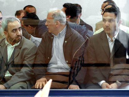 Jamal Hussein, con barba, el primero por la izquierda, en el juicio contra la célula yihadista en 2005.
