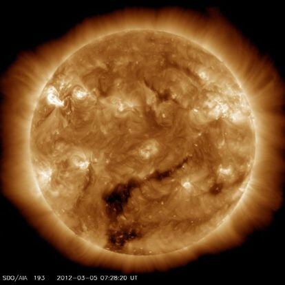 Imagen del Sol tomada por el satélite 'SDO', de la NASA, durante la erupción.