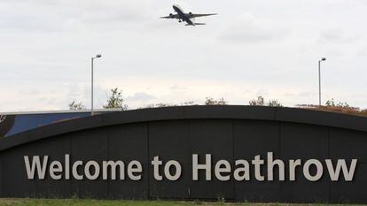 Un avión despega en el aeropuerto londinense de Heathrow.