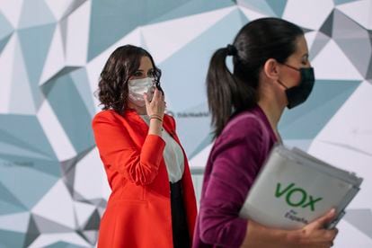 La entonces candidata del PP a la Presidencia de la Comunidad de Madrid, Isabel Díaz Ayuso (i); y la candidata de Vox a la Presidencia de la Comunidad de Madrid, Rocío Monasterio, salen tras el primer debate electoral previo a los comicios a la Asamblea de Madrid, en Telemadrid, a 21 de abril de 2021, en Madrid.