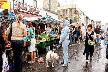 El mercado diario de frutas y verduras invita a pasear por las bulliciosas calles de Notting Hill, el barrio donde transcurre la trama de la película homónima de 1999.