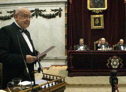 José Luis Borau  durante la lectura del discurso de ingreso en la Real Academia Española.