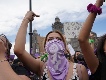 Las mujeres protestan a las afueras de Palacio Nacional de México, en Ciudad de México, el 8 de marzo de 2021.