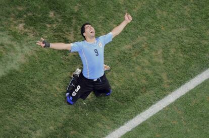 Luis Suárez celebra el gol de la victoria.