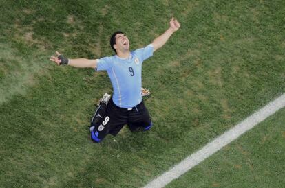 Luis Su&aacute;rez celebra el gol de la victoria.