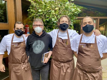 Julian Otero, Andoni Aduriz, Ramón Perisé y Javier Vergara a la puerta de Mugaritz. J.C. CAPEL