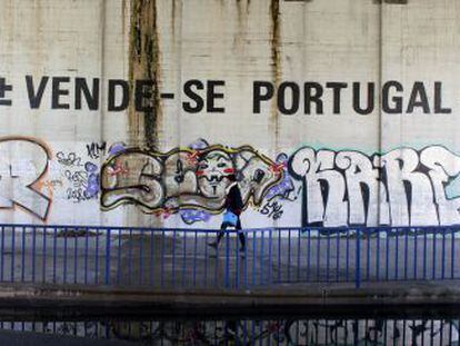 Pintada del artista MaisMenos en una calle de Lisboa. 