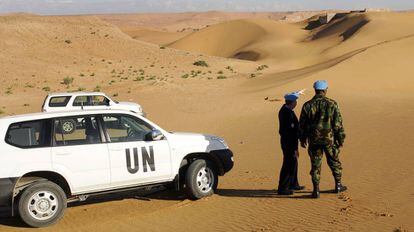 Dos oficiales de la misi&oacute;n de la ONU en el Sahara Occidental (Minurso), durante una patrulla. 