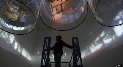 La artista, durante su participación en Documenta de 2013 con su obra ‘In Search of Vanished Blood.