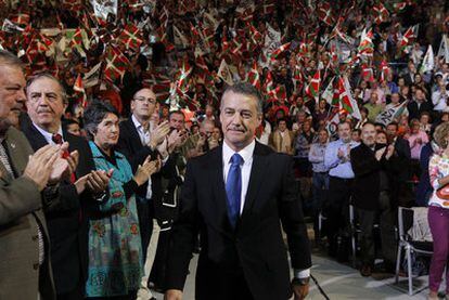 Iñigo Urkullu es aplaudido a su entrada al acto final de la campaña del PNV en las elecciones del 20-N, en el pabellón bilbaíno de La Casilla.