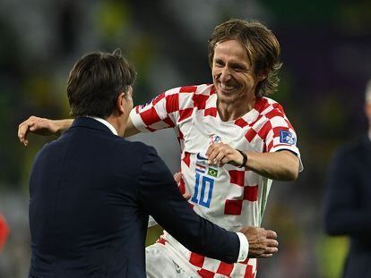 Luka Modric celebra con su entrenador, Zlatko Dalic, tras vencer en los penaltis a Brasil.