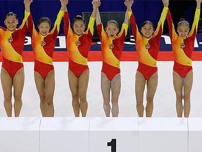 Las gimnastas chinas en el momento de subir al podio.