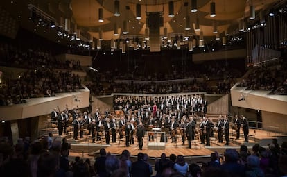 Kirill Petrenko (en el centro) junto a los integrantes de la Filarmónica de Berlín, ayer en la Philharmonie.