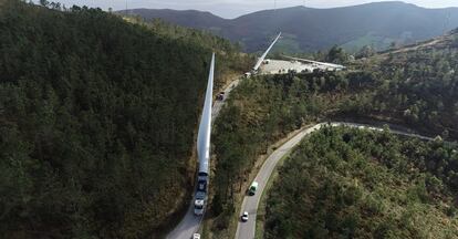 Traslado de palas del parque eólico de Buseco, en Asturias.