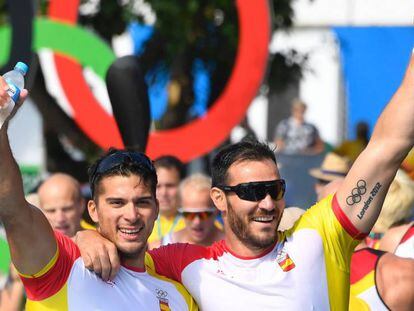Saul Craviotto y Cristian Toro celebran la medalla de oro.