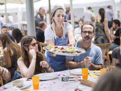 900 personas se apuntaron a un almuerzo gratuito y sostenible organizado por el FADfest. 