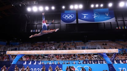 Simone Biles durante la final de barra, la única que disputó en Tokio 2020.