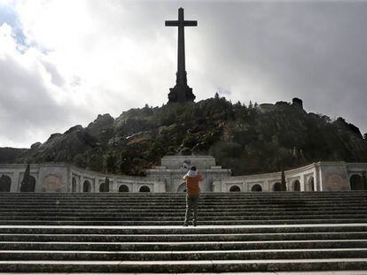 Una cruz de 130 metros de altura preside el Valle de los Caídos. En vídeo: Pedro Sánchez presenta el proyecto de reforma de la Ley de Memoria Histórica en diciembre de 2017.