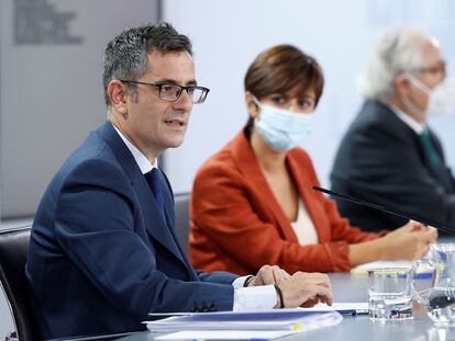 El ministro de la Presidencia, Félix Bolaños, junto a la portavoz del Gobierno, Isabel Rodríguez, y el ministro de Universidades, Manuel Castells, este martes en La Moncloa.