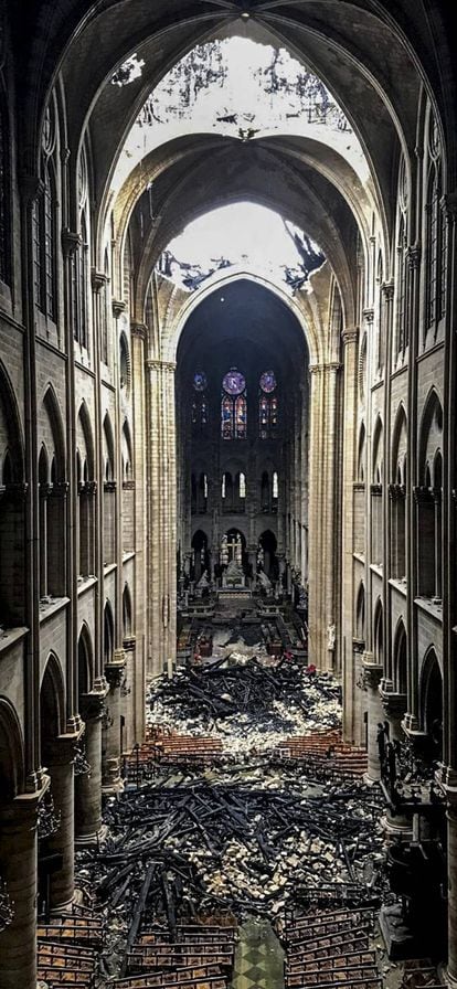 La catedral de Notre Dame de París, símbolo de la cultura europea, ha sufrido este lunes un incendio que ha derribado la aguja y ha destruido dos tercios de las bóvedas y tejados. Los bomberos, que ya por la noche aseguraron que la estructura estaba "a salvo y preservada", han anunciado hoy que el fuego estaba "extinguido".