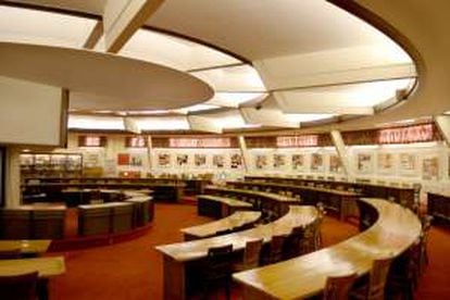 Interior del edificio Thad Buckner, de Frank Lloyd Wright.