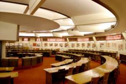 Interior del edificio Thad Buckner, de Frank Lloyd Wright.