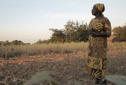 Sofia Tore, ante el campos seco que cultiva en el distrito de Machinga (Malawi).