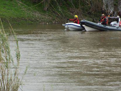 Bomberos en las labores de búsqueda en el arroyo donde desapareció el Guardia Civil de Guillena (Sevilla) .