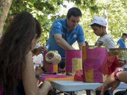 Un voluntario da explicaciones a los menores durante un taller organizado en 2015.