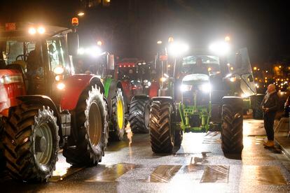 Varios tractores circulan por el centro de Bruselas, este jueves a primera hora del día.